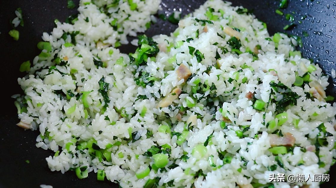 一碗香气扑鼻的咸肉菜饭就做好了,这样做出来的菜饭绿油油的,一点都不