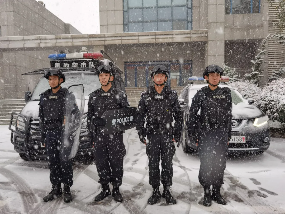 雨雪中的守护：济南公安化身成为风雪中的最美警色