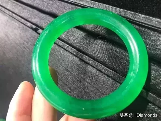 黑心商家—翡翠B货当成A货卖,满绿手镯才3000你信吗?