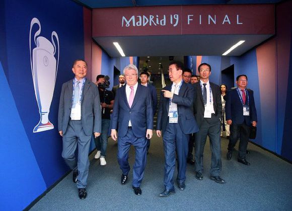 王健林携中国体坛大佬赴西班牙看欧冠决赛 球迷：这是海外采购团