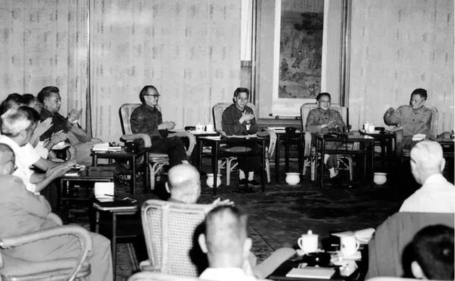 1977年，邓小平原计划准备一年再恢复高考，后来为何改变主意了？