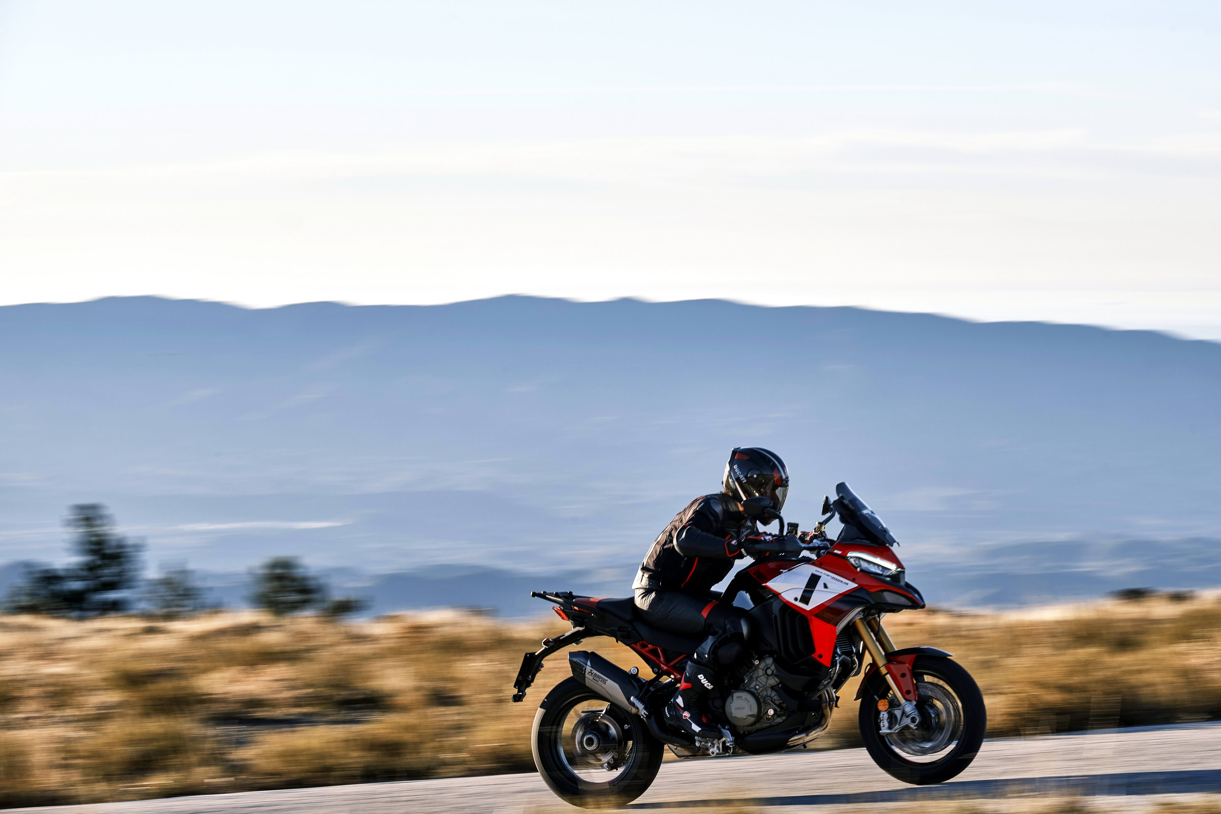 杜卡迪 2022 Multistrada V4 派克峰版 户外特写