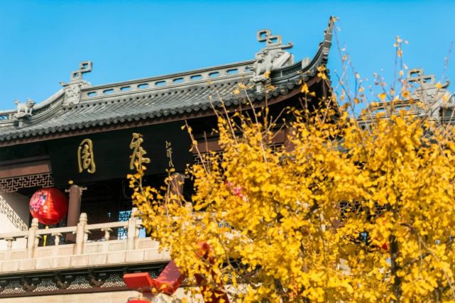 夜色如墨染周庄，灯火摇曳水巷间，乌篷轻荡梦里江南