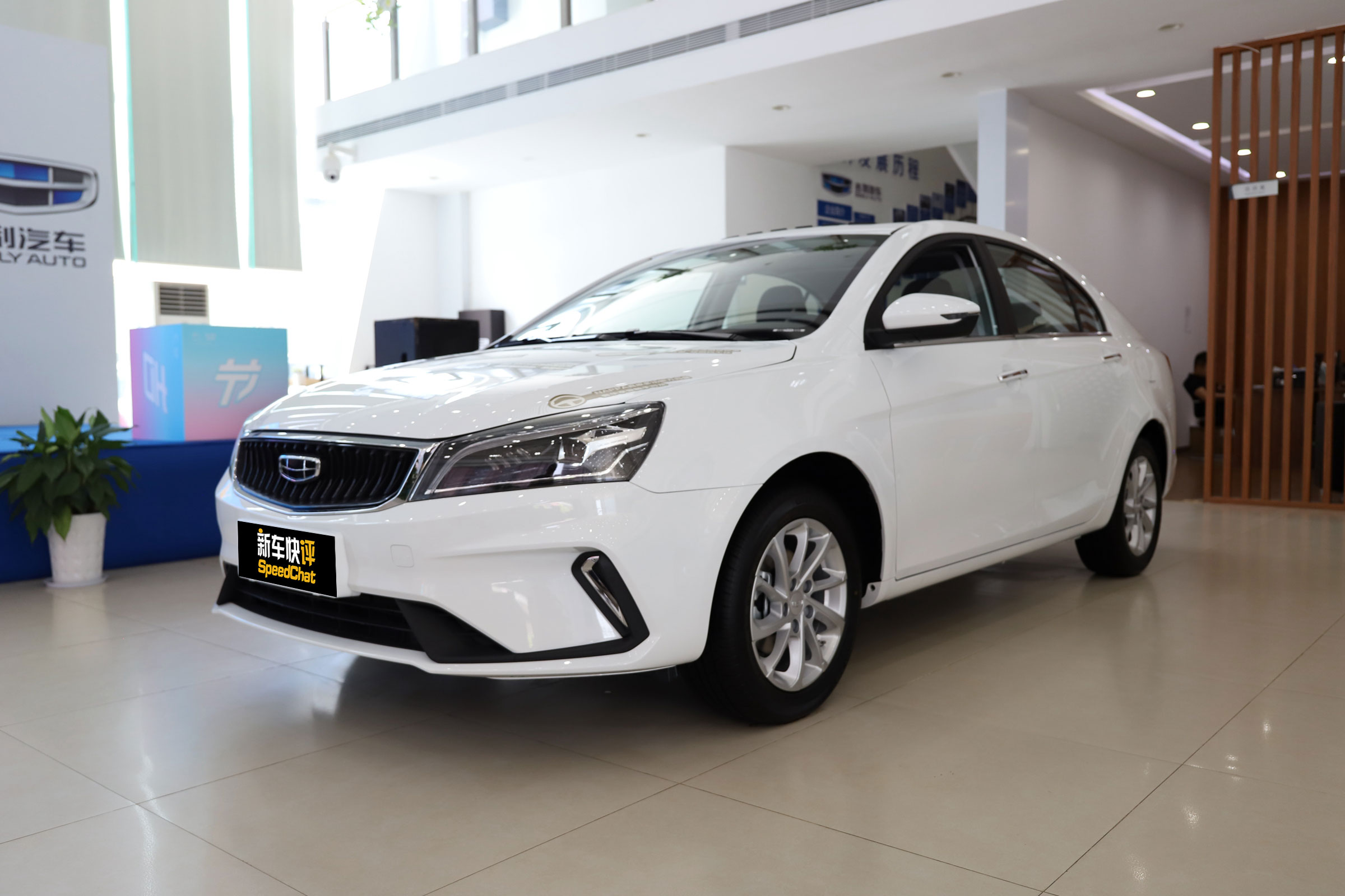 国民家轿热销12年 最低只要4.28万 实拍吉利帝豪UP