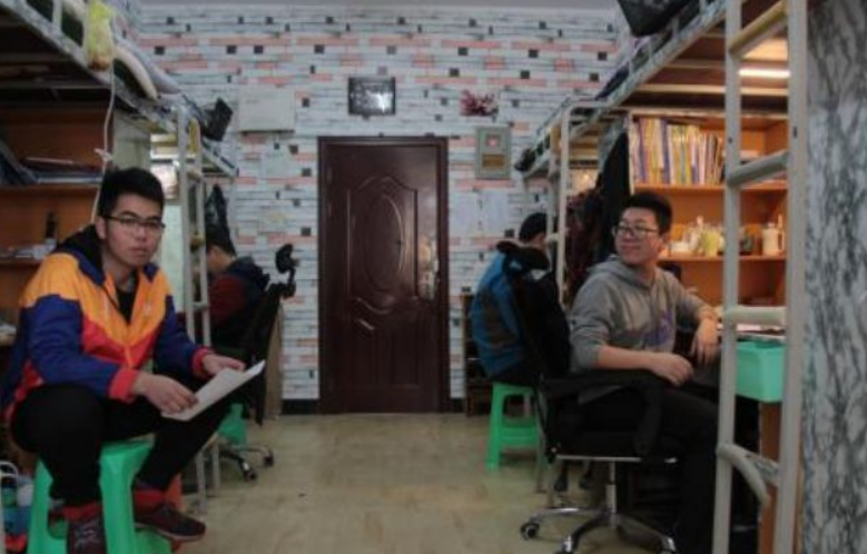 大二学长“凡尔赛式”晒寝室，空调独卫是基础建设，网友有点羡慕