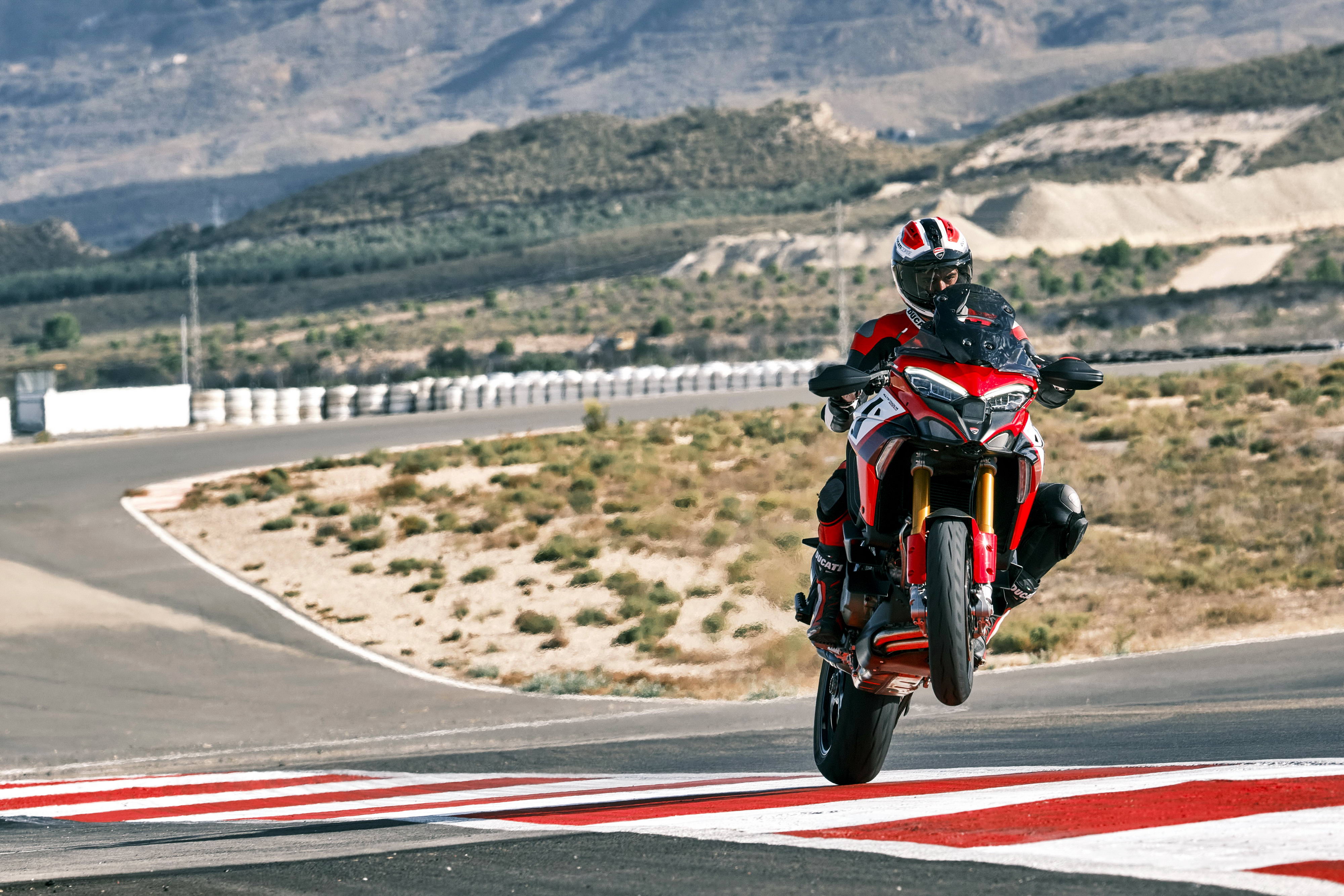 杜卡迪 2022 Multistrada V4 派克峰版 户外特写
