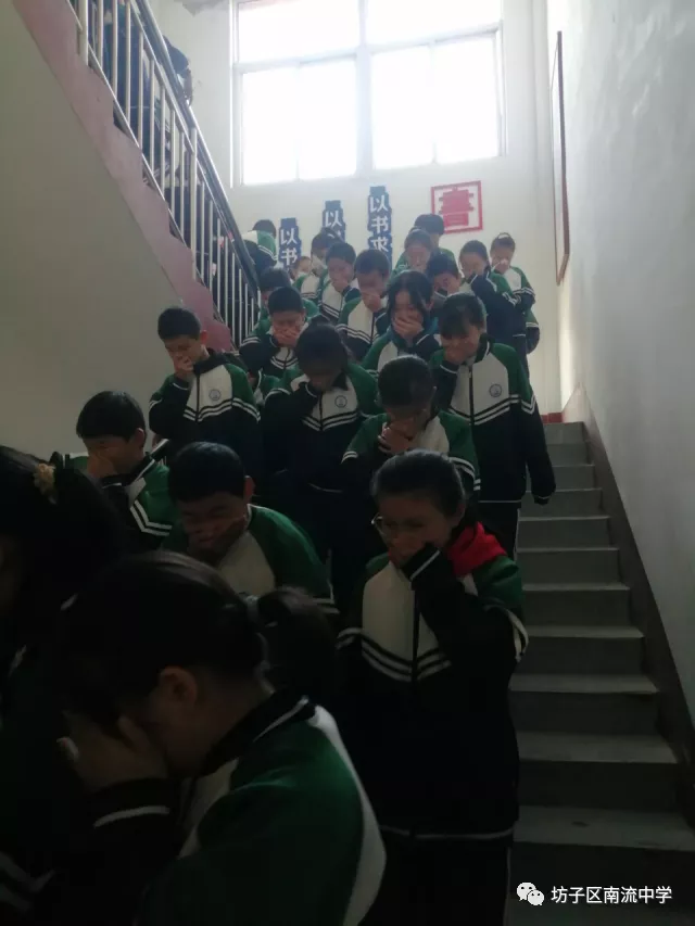 坊子區(qū)南流中學(xué)舉行防火疏散演練(圖2) 坊子區(qū)南流中學(xué)舉行防火疏散演練(圖2)