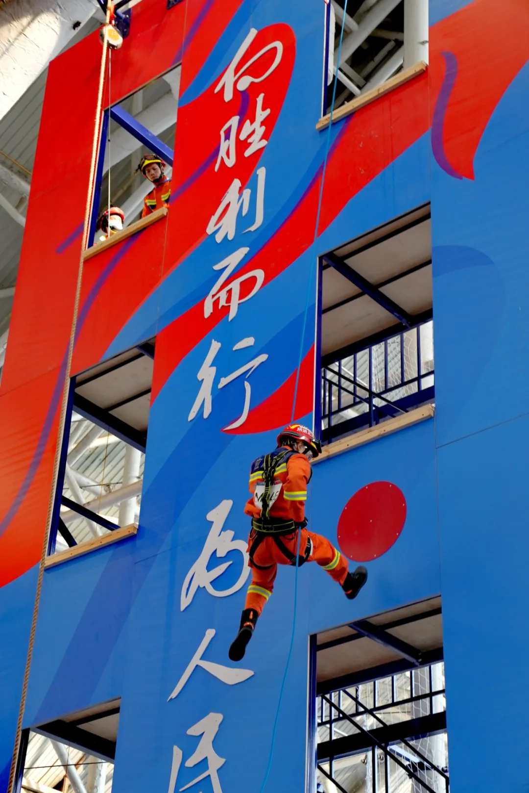 比赛首日 火力全开!荆楚火焰蓝直面挑战 奋勇向前