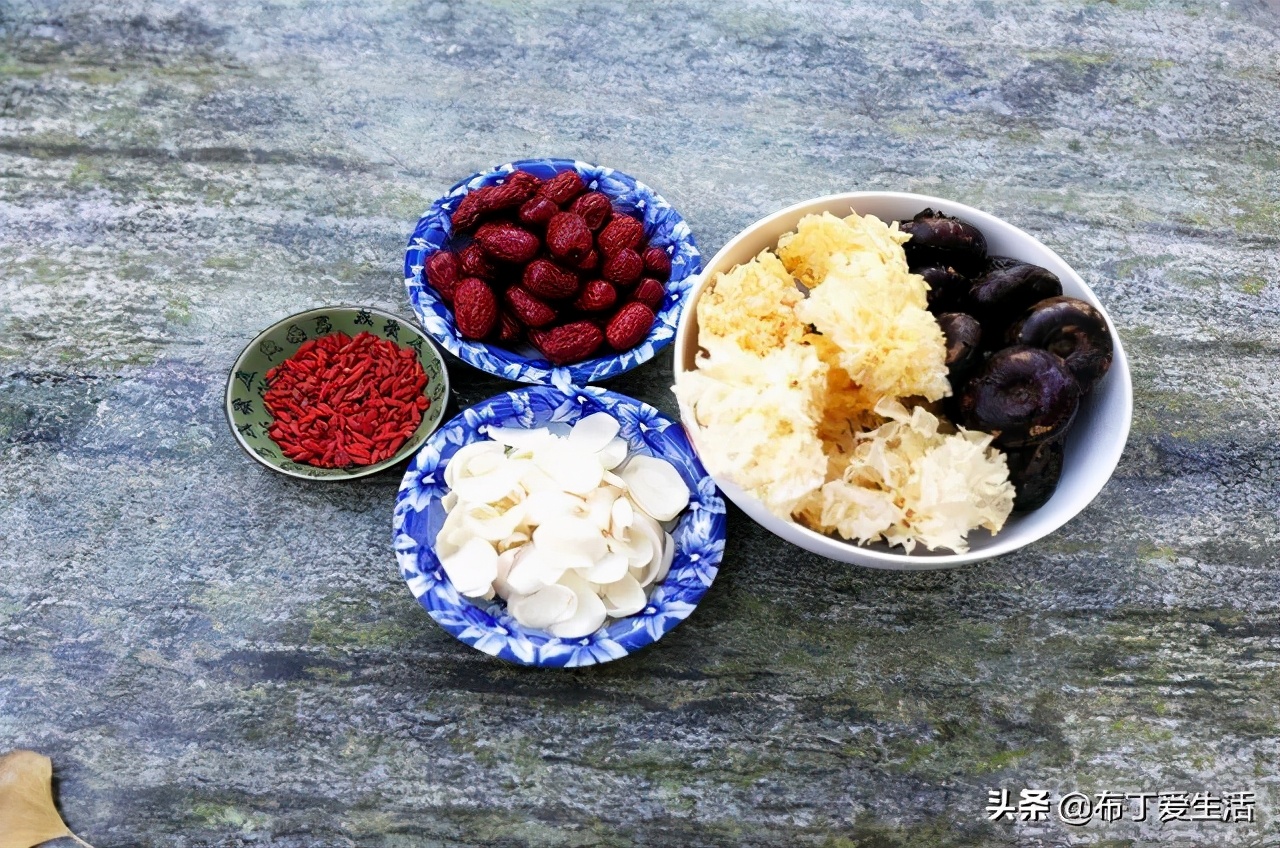 秋冬吃荸荠好处多，巧加4种食材煮一锅，绵稠香甜好喝，补水去燥