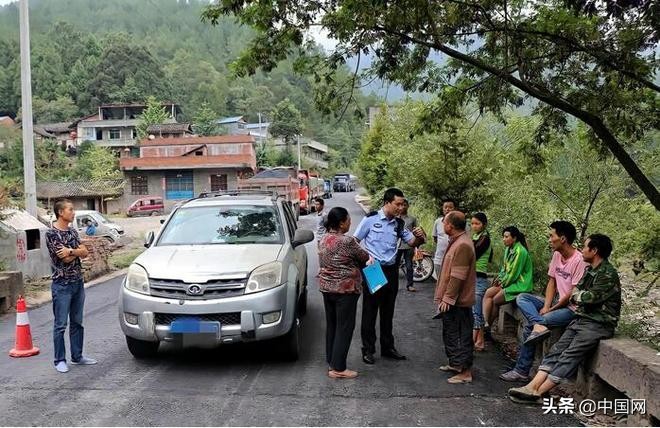 基层扫黑除恶：村支书刚整理材料，儿子就被人用菜刀劈了脸