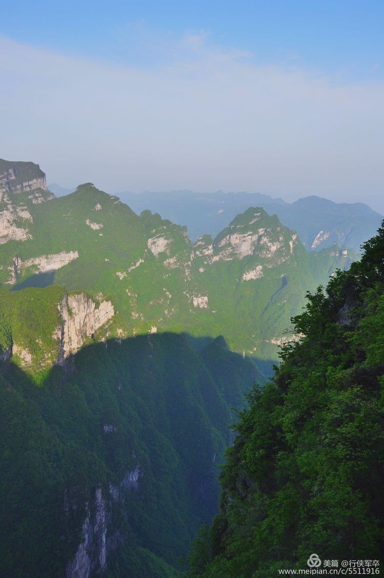 玉壶峰下松涛起，天界佛国掸尘埃！走遍千山万岭，唯天门山独有