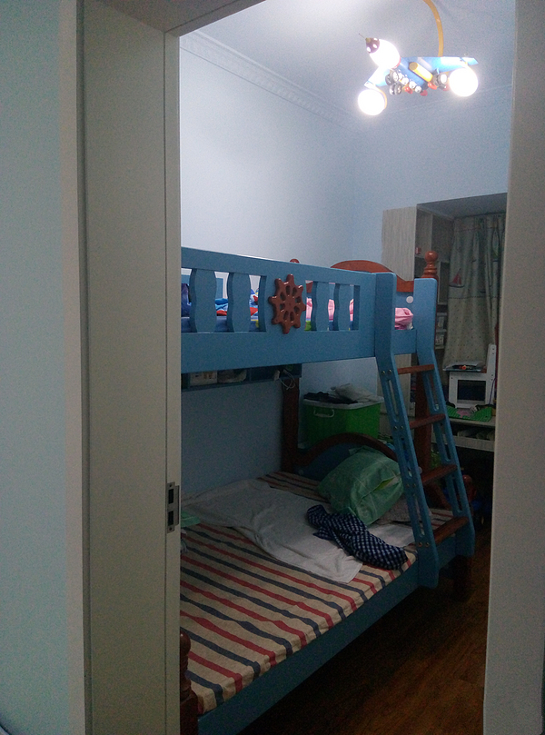 跟孩子分床睡，一架高低床就能搞定，附儿童床的选择要点