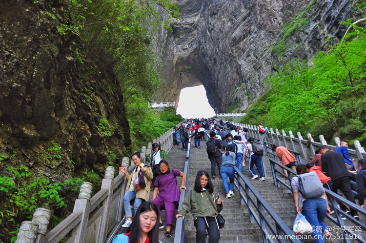 玉壶峰下松涛起，天界佛国掸尘埃！走遍千山万岭，唯天门山独有