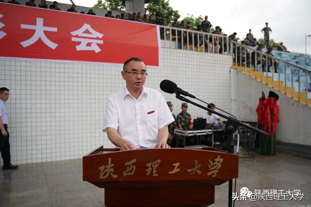 雨中闭幕，2020级军训汇报，请您检阅