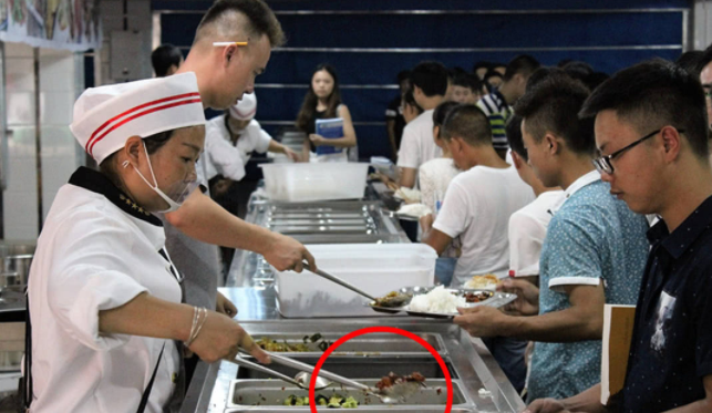 华中农大食堂菜价引众怒，一斤梅菜扣肉125，大学生：太贵吃不起