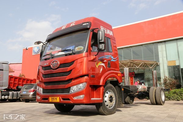 新旧款解放龙vh 6米8载货车有啥区别?买之前我们来对比一下