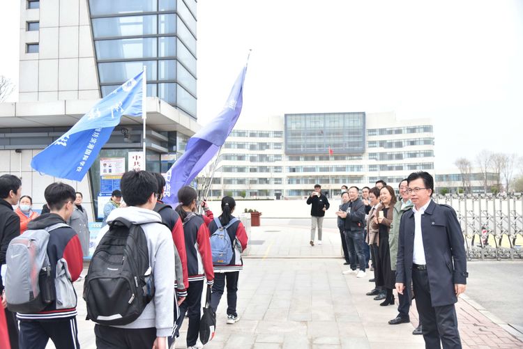 潍坊滨海国际学校组织徒步拉练活动