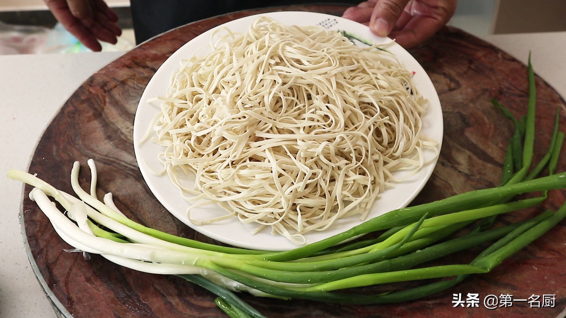 蔥油拌面,蔥油拌面的家常做法簡單