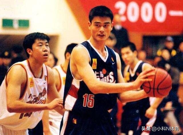 姚明nba为什么没有MVP(02年姚明场均32分＋19板＋4帽，为何无缘MVP？看到名字后不得不服)