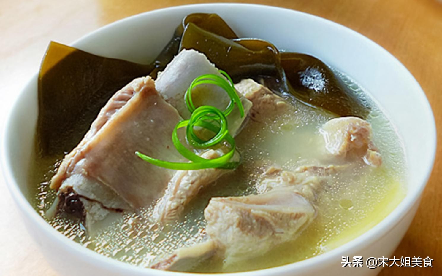 夏天湿气重 要多喝点海带排骨汤 很多人煲汤时第一步就错了海带排骨汤的做法好的海带不仅营养成分含量更高 而且泥沙杂质较少 很好清洗 天天看点