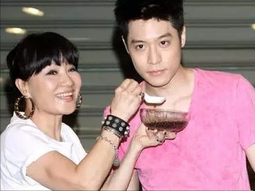 清纯姐妹变整容怪，靠花边博眼球，BY2手握好牌亲自打烂