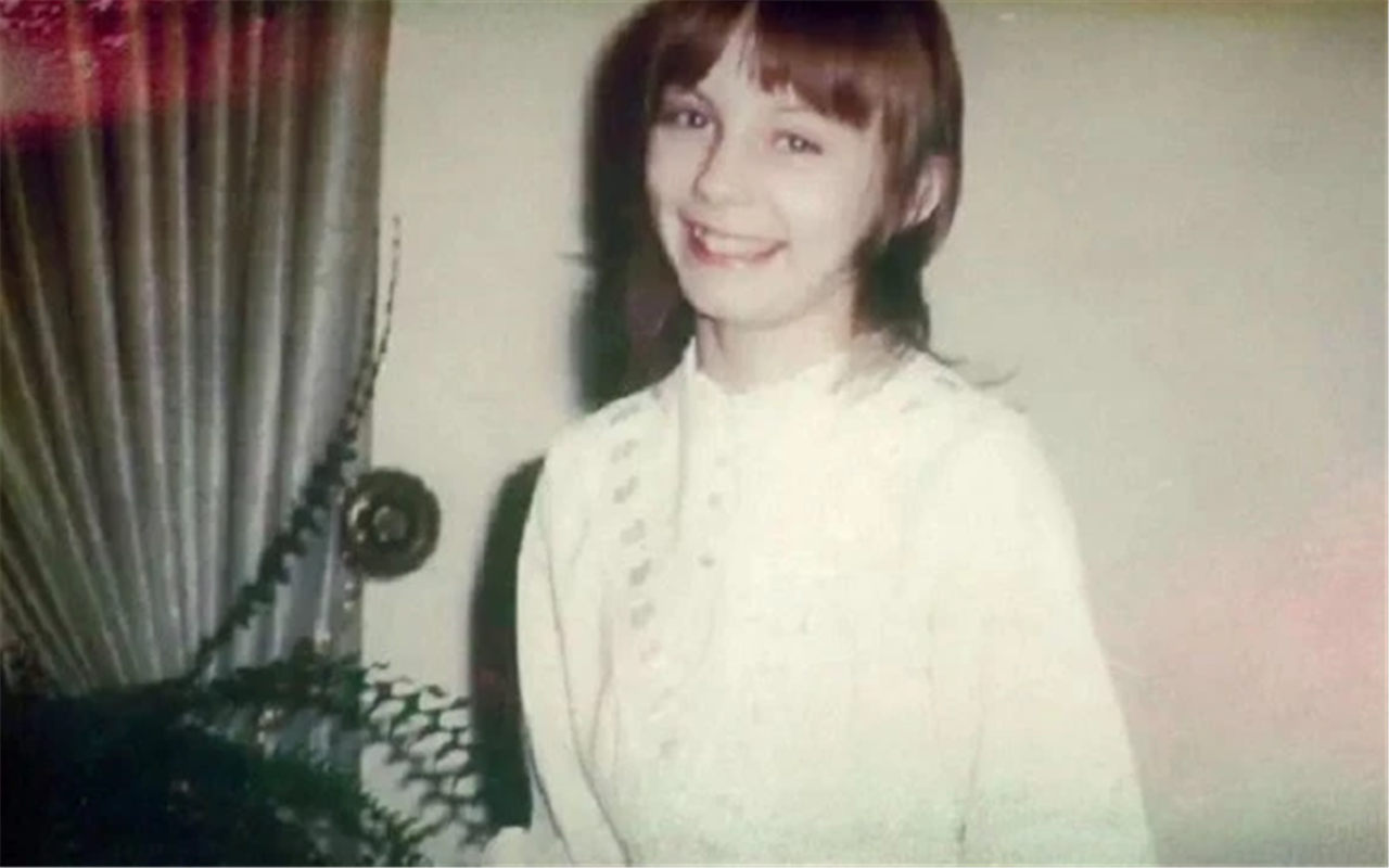 恋童男为霸占小女孩，分别与其父母成秘密情人，30年后才暴露
