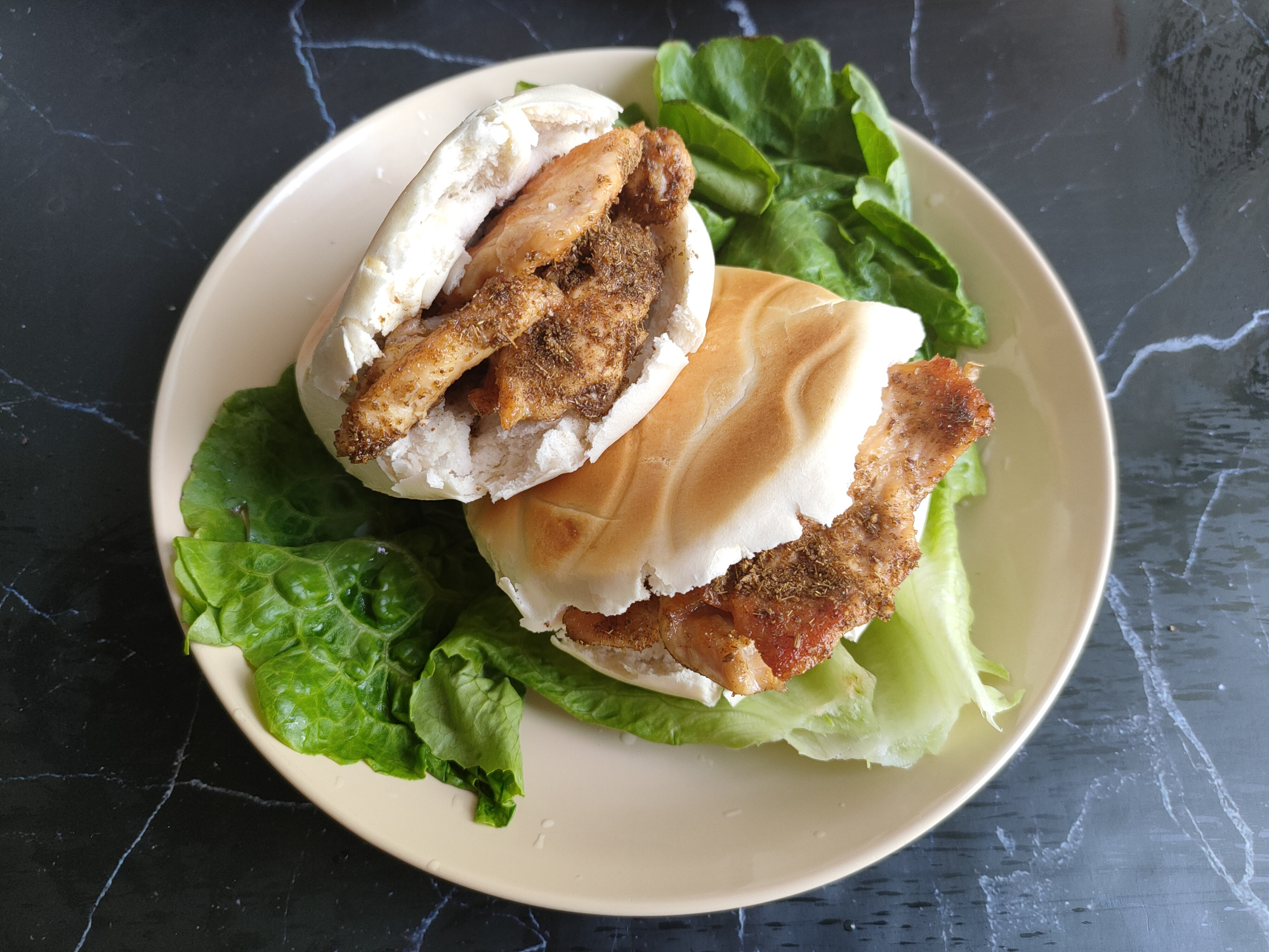 两个馒头,一块鸡胸肉,十分钟做"肉夹馍",饼酥肉香,好吃抗饿