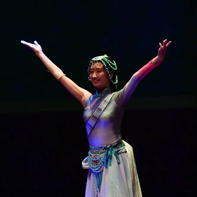 报童晨曦舞蹈的含义 _飞翔号