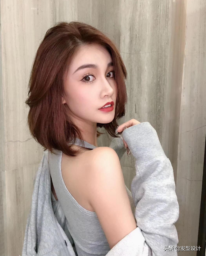 八字刘海略微蓬松的弧度能够改变个人印象,不管长发短发造型感都焕然
