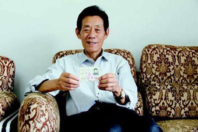 1977年高考县状元，白天教学、晚上自学，时隔43年，他后来如何？