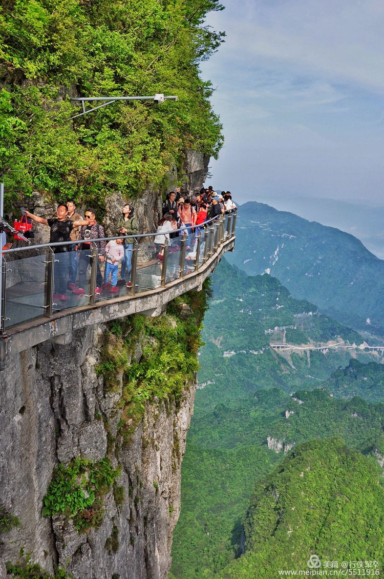 玉壶峰下松涛起，天界佛国掸尘埃！走遍千山万岭，唯天门山独有