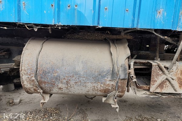 車身破爛不堪，駕駛室舉升已銹死，這臺(tái)南駿輕卡身份是個(gè)謎