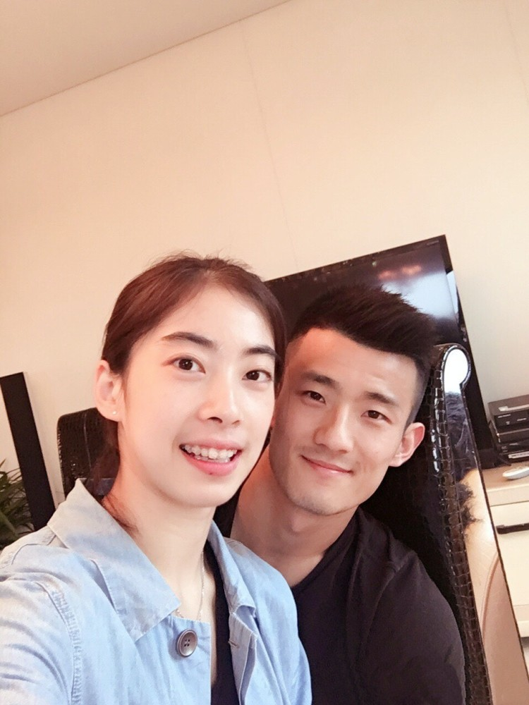 谌龙老婆(羽坛老将谌龙与妻子同框！女方颜值神似王祖贤，曾是单打冠军)