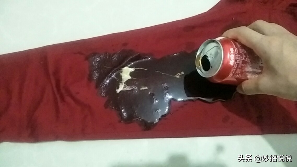 才知道衣服上的口香糖，最怕“橡皮擦”，一泡一擦立马干净不留痕