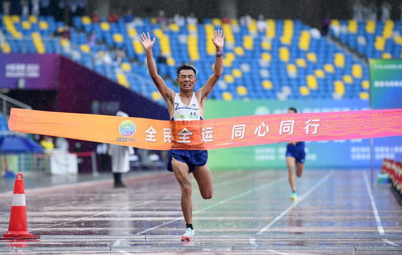 比赛集锦(风雨无阻精彩无限 十四运会马拉松比赛集锦)