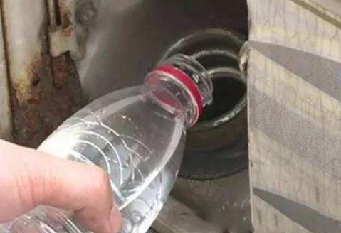 汽车前放水？加水竟会伤车，真相令人震惊！