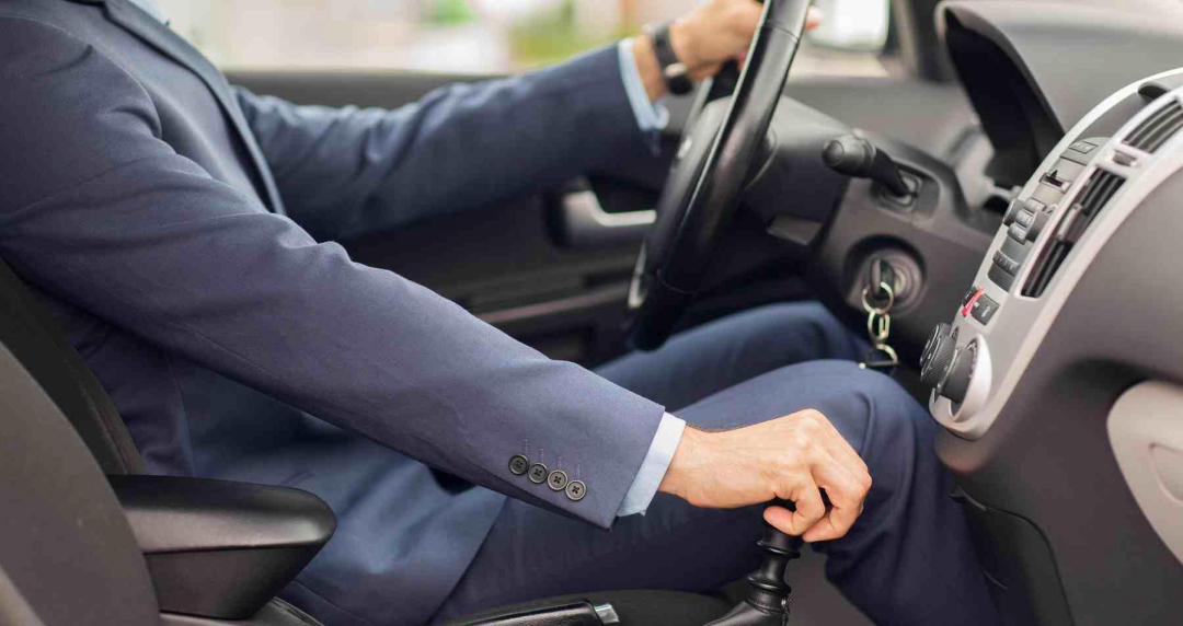 手动挡汽车起步怎样才能又快又不熄火？注意这几点，新手不怕开车