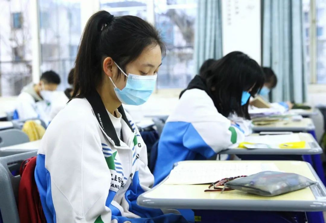 家庭教育VS学校教育，哪一个对学生更负责，看二者如何巅峰对决