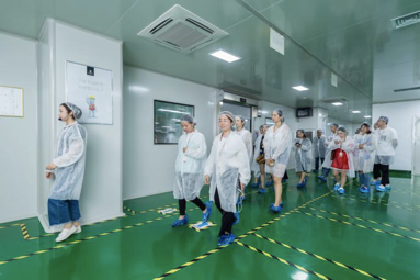 参观麦吉丽研发工厂，揭秘高端国货护肤品牌背后的故事