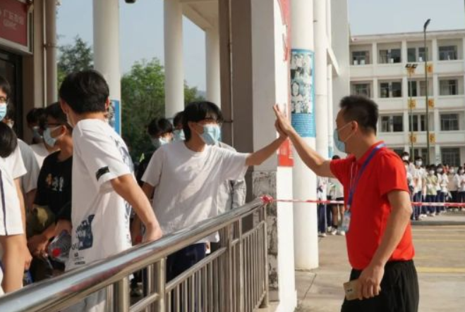 高考提前交卷，笑称题目太简单的浙江考生，最后去哪所学校了？