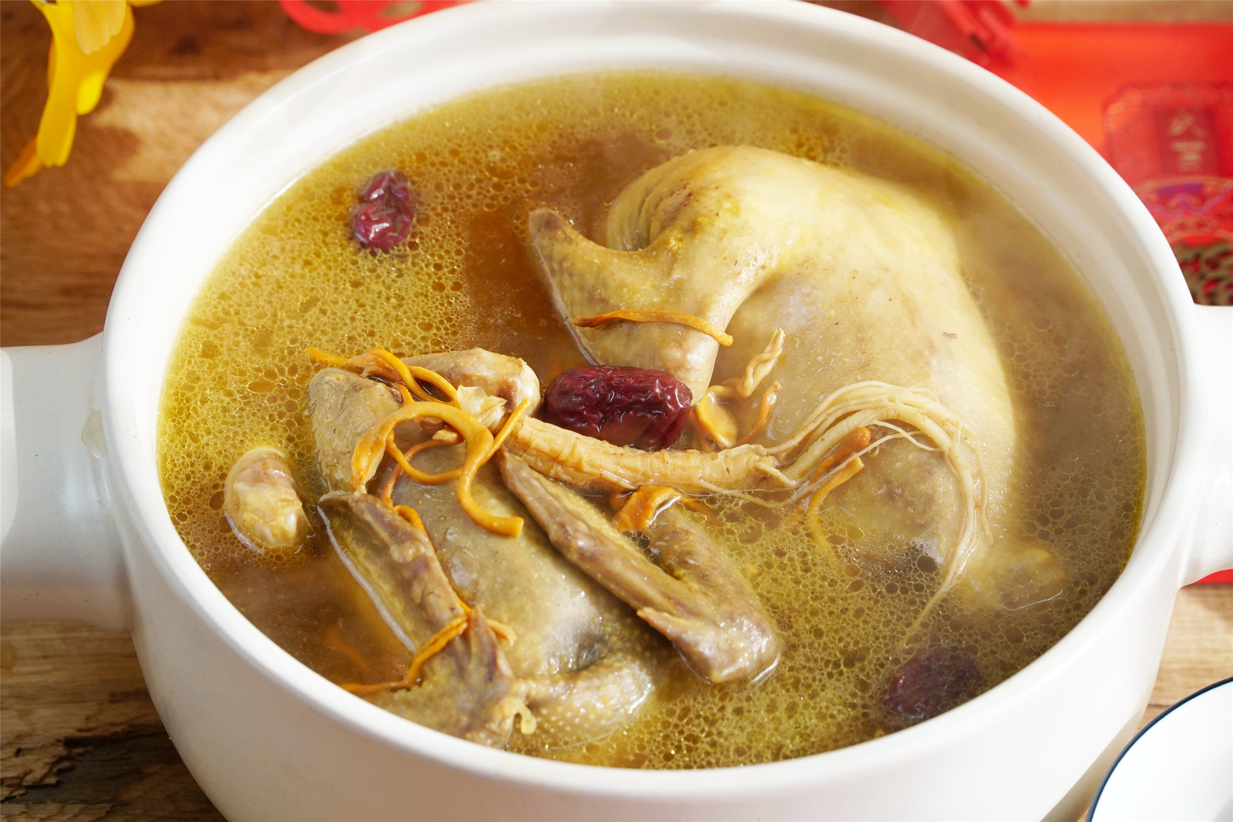 【滋补鸽子汤】食材:鸽子两只,姜一块,虫草花1把,人参1根,白芷2片