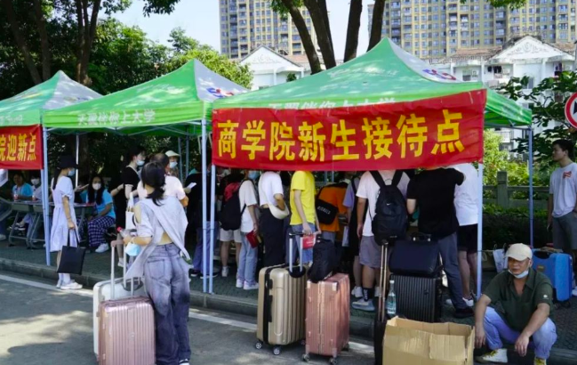 武汉多所高校出现“天价学费”，上涨幅度大，家长直呼上不起学了