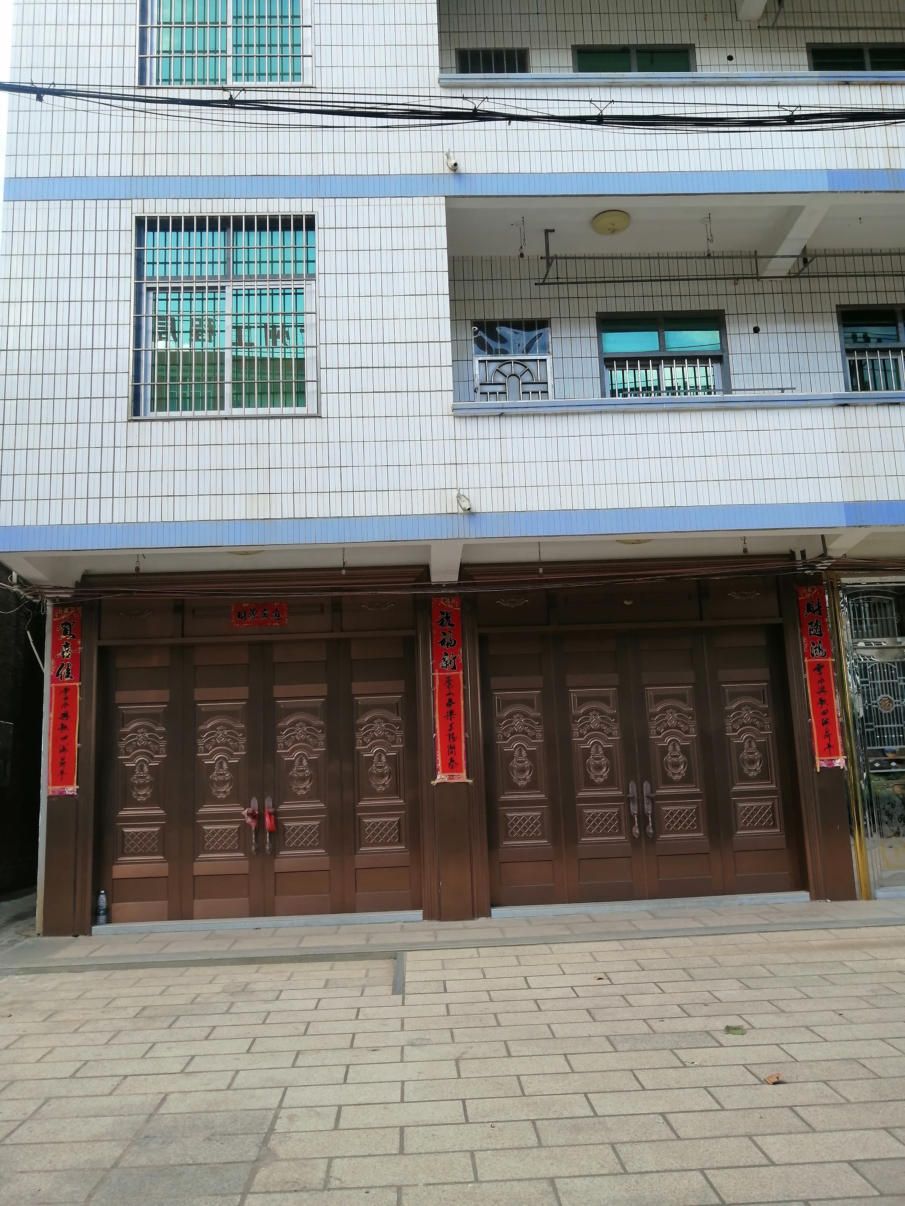 農村自建房外牆噴真石漆,如果盲目去跟風,將來很可能會後悔