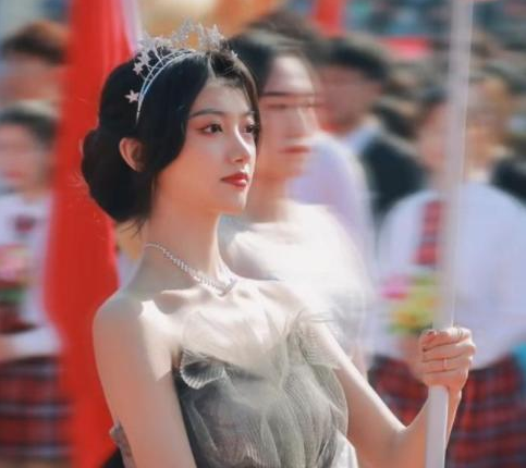 青岛大学运动会“举牌女生”火了，侧脸宛如明星，学校宣传费省了