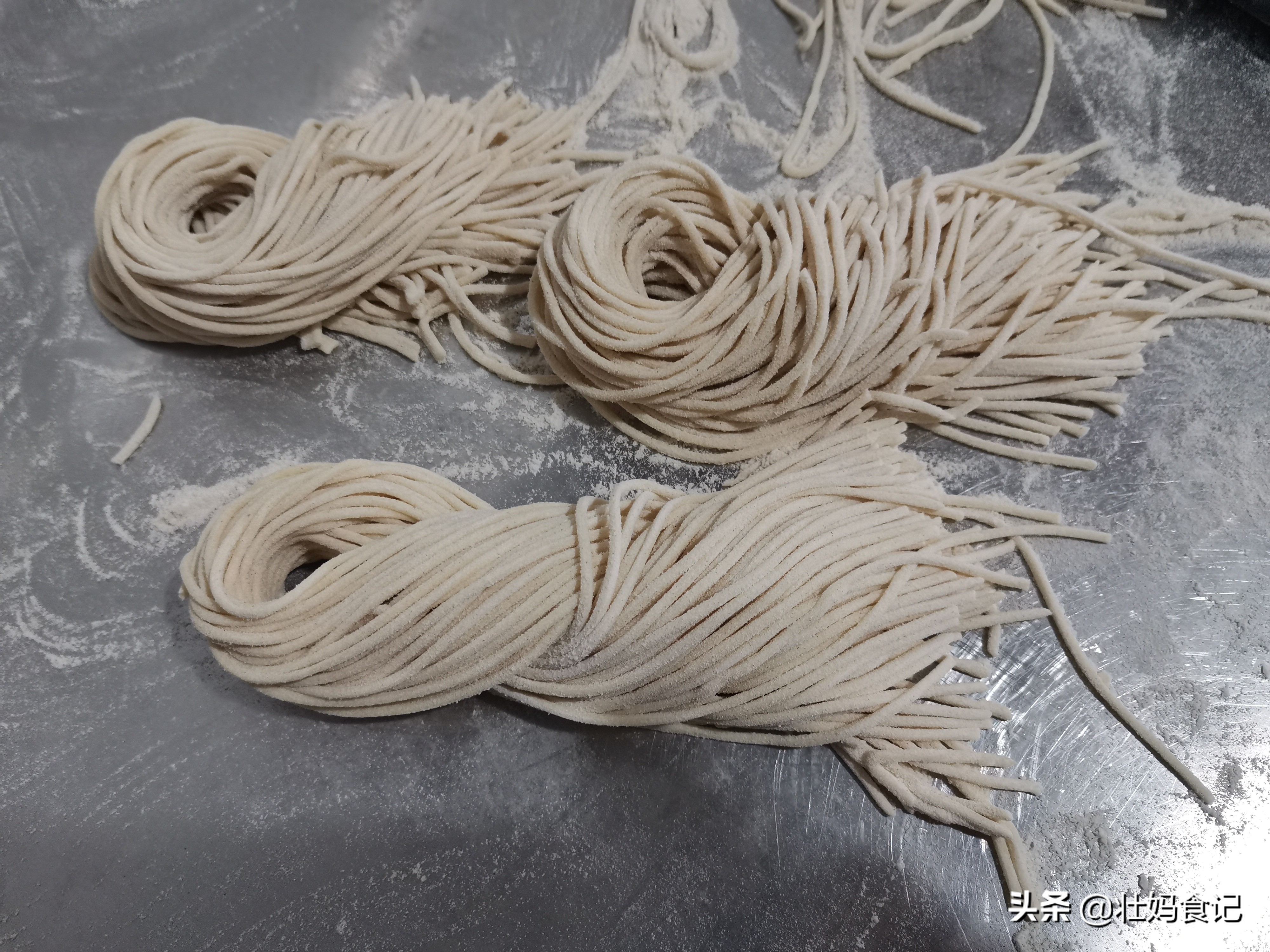 用荞麦粉做一碗劲道爽滑的凉拌面，轻脂健身更营养，全家都爱吃