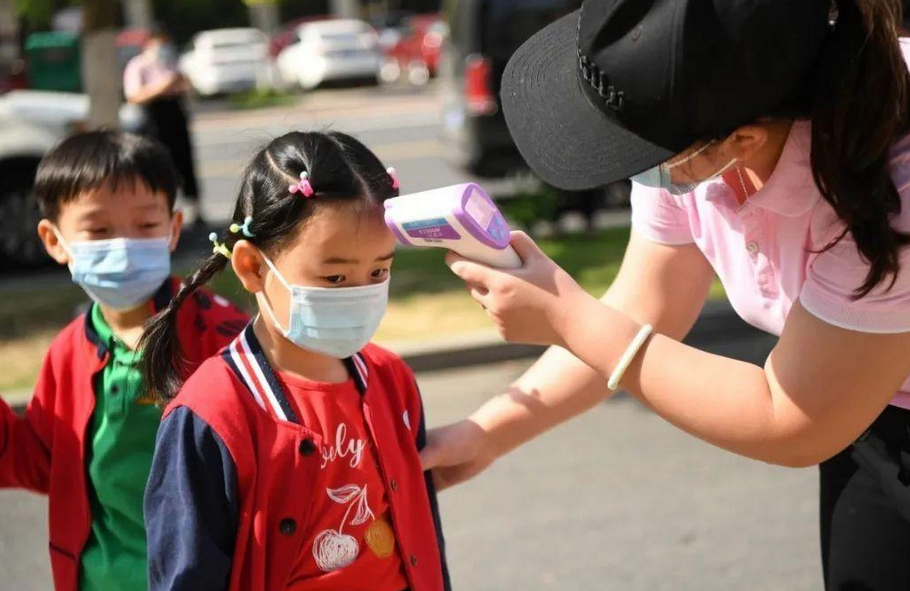“老师啪啪打我脸”孩子回家告状，看完监控，宝妈道歉了