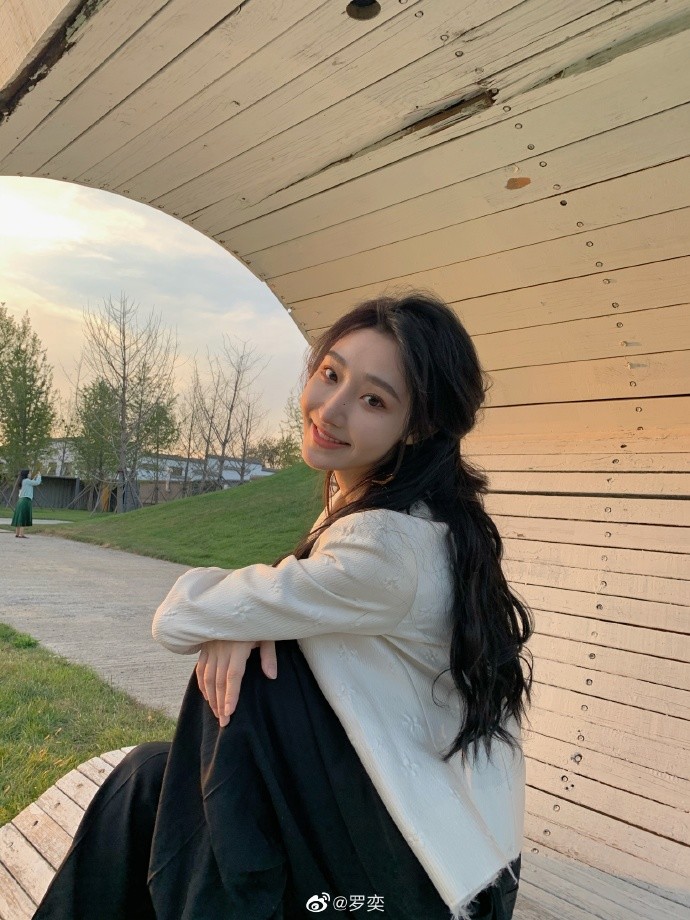 郭子凡罗奕被曝分手，凌晨两点互相取关，罗奕到底什么来历？