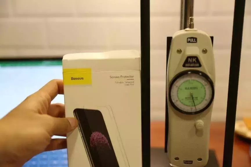 变着方法弄碎我的iPhone手机膜-17款钢化玻璃膜大横评