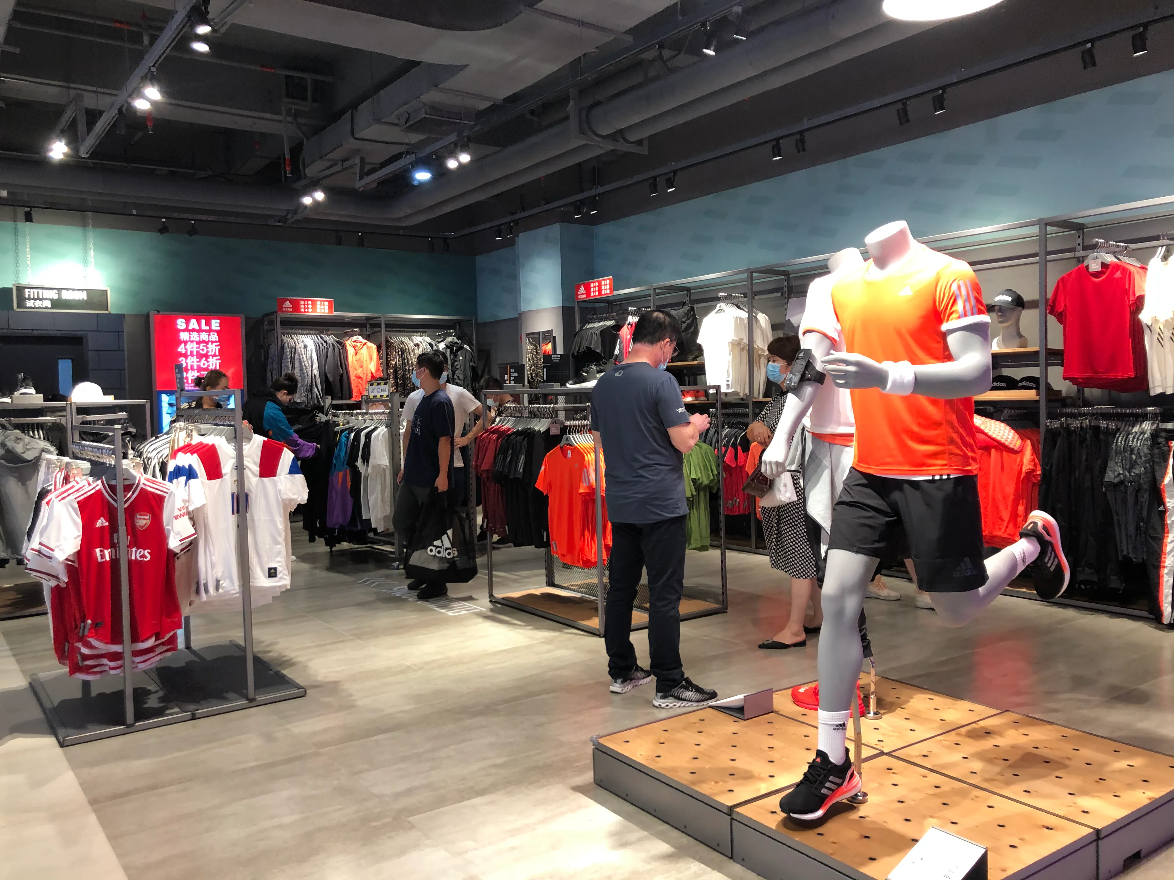 广州最大阿迪达斯折扣店｜仅需五折