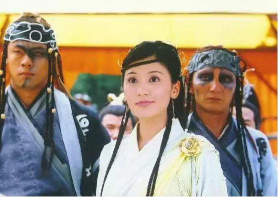 强悍的贾静雯：19岁辍学还债，35岁离婚赔2600万，45岁却光芒万丈